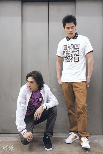 On黃又南:白色外套$699,紫色QR code圖案Tee$399,Gowmet II T VNZ球鞋$599。On徐天佑:白色QR code圖案Tee$399,Altadena S球鞋$599。(攝影:劉永銳)On黃又南:紅色經典Polo Shirt$399,SI-17網球鞋$799。On徐天佑:藍色經典Polo Shirt$399,SI-16網球鞋$799。(攝影:劉永銳)On黃又南:橙色Polo Shirt$499,The Classic球鞋$699。On徐天佑:灰色zip up外套$69 On黃又南:白色外套$699,紫色QR code圖案Tee$399,Gowmet II T VNZ球鞋$599。On徐天佑:白色QR code圖案Tee$399,Altadena S球鞋$599。(攝影:劉永銳)On黃又南:紅色經典Polo Shirt$399,SI-17網球鞋$799。On徐天佑:藍色經典Polo Shirt$399,SI-16網球鞋$799。(攝影:劉永銳)On黃又南:橙色Polo Shirt$499,The Classic球鞋$699。On徐天佑:灰色zip up外套$69