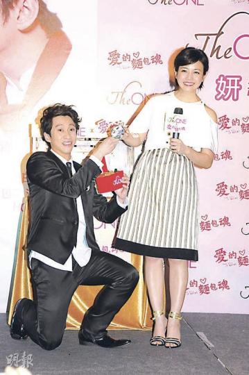陳漢典搞笑地拿着道具鑽石求婚,陳妍希開心又尷尬。(攝影﹕孫華中) 陳漢典搞笑地拿着道具鑽石求婚,陳妍希開心又尷尬。(攝影﹕孫華中)