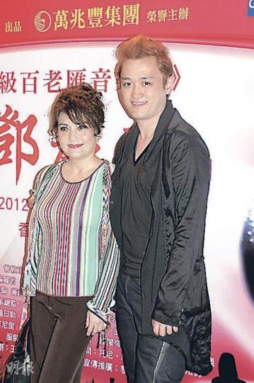 施明與兒子李泳漢昨晚出席活動,成為被追訪對象。(攝影/記者﹕劉一立) 施明與兒子李泳漢昨晚出席活動,成為被追訪對象。(攝影/記者﹕劉一立)