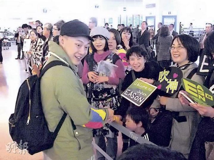 陳奕迅赴日本拍廣告,喜獲粉絲接機。(微博圖片) 扮鬼扮馬絕對是陳奕迅的強項。(微博圖片) 陳奕迅赴日本拍廣告,喜獲粉絲接機。(微博圖片) 扮鬼扮馬絕對是陳奕迅的強項。(微博圖片)