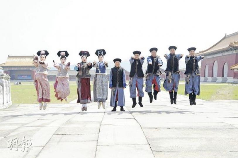 黎耀祥兩旁的蕭正楠、魯振順、胡定欣等齊齊扮殭屍跳,非常有趣。 -- (左起)梁珈詠、謝珊珊、蘇恩磁、胡定欣、黎耀祥、蕭正楠、魯振順、鄭俊弘、李忠希。(微博圖片)古裝造型的邵美琪與身後一班壯男合力抬起巨型吊臂,相當有氣勢。(微博圖片)黎耀祥搞鬼伸脷,是因為身旁米雪的甫士太嬌俏嗎?(微博圖片)陳茵媺笑哈哈客串幫黃浩然拿反光板。(微博圖片) 黎耀祥兩旁的蕭正楠、魯振順、胡定欣等齊齊扮殭屍跳,非常有趣。 -- (左起)梁珈詠、謝珊珊、蘇恩磁、胡定欣、黎耀祥、蕭正楠、魯振順、鄭俊弘、李忠希。(微博圖片)古裝造型的邵美琪與身後一班壯男合力抬起巨型吊臂,相當有氣勢。(微博圖片)黎耀祥搞鬼伸脷,是因為身旁米雪的甫士太嬌俏嗎?(微博圖片)陳茵媺笑哈哈客串幫黃浩然拿反光板。(微博圖片)