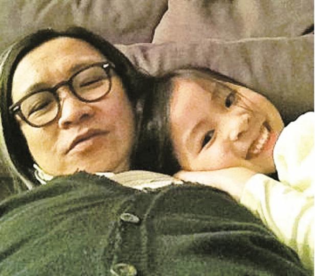 陳可辛上載與女兒陳是知的溫馨合照。(微博圖片) 陳可辛上載與女兒陳是知的溫馨合照。(微博圖片)