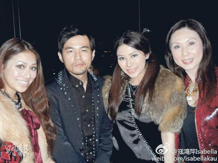 唐貝欣(左一)在今年初《逆戰》香港首映禮上跟周杰倫結緣,她偕母親寇鴻萍及姐姐唐貝詩(左三)跟周董合照,事後在微博大讚周董有才華。(微博圖片) 唐貝欣(左一)在今年初《逆戰》香港首映禮上跟周杰倫結緣,她偕母親寇鴻萍及姐姐唐貝詩(左三)跟周董合照,事後在微博大讚周董有才華。(微博圖片)