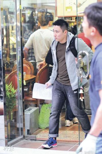 脹爆崔建邦滿臉暗瘡,復出幕前首要積極收身及護膚。(攝影/記者﹕林祖傑) 崔建邦落手落腳與其他工作人員一起鋪紅布。(攝影/記者﹕林祖傑) 崔建邦全神貫注與李家鼎對稿。(攝影/記者﹕林祖傑) 崔建邦擺放紙杯道具。(攝影/記者﹕林祖傑) 脹爆崔建邦滿臉暗瘡,復出幕前首要積極收身及護膚。(攝影/記者﹕林祖傑) 崔建邦落手落腳與其他工作人員一起鋪紅布。(攝影/記者﹕林祖傑) 崔建邦全神貫注與李家鼎對稿。(攝影/記者﹕林祖傑) 崔建邦擺放紙杯道具。(攝影/記者﹕林祖傑)