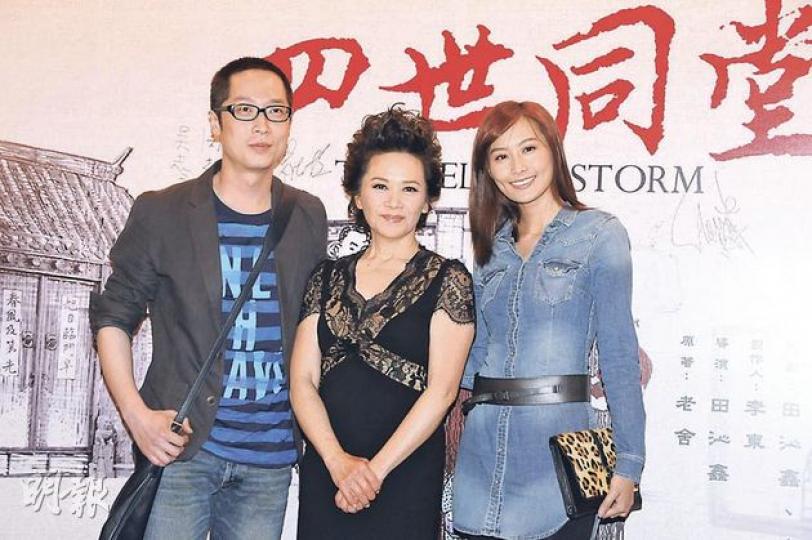 站在影后葉德嫻身邊,馬浚偉(左)與陳法拉(右)儼如小粉絲。(攝影:孫華中) 華仔引進《四世同堂》舞台劇在香港登場,昨晚首演他當然要現身打氣。(攝影:孫華中) 站在影后葉德嫻身邊,馬浚偉(左)與陳法拉(右)儼如小粉絲。(攝影:孫華中) 華仔引進《四世同堂》舞台劇在香港登場,昨晚首演他當然要現身打氣。(攝影:孫華中)
