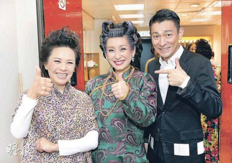 葉德嫻(左起)、秦海璐及劉德華扮鬼扮馬合照,儼如三個大細路。(微博圖片) 葉德嫻(左起)、秦海璐及劉德華扮鬼扮馬合照,儼如三個大細路。(微博圖片)