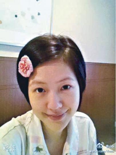 小S捧着小B女Alice的小腳,感受到母愛的偉大。(微博圖片) (微博圖片) 小S捧着小B女Alice的小腳,感受到母愛的偉大。(微博圖片) (微博圖片)
