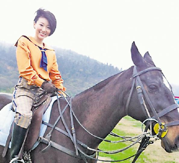 馬賽雖然捲入「小三」風波,但身在上海拍劇的她仍不忘為《名媛望族》宣傳。(微博圖片) 馬賽雖然捲入「小三」風波,但身在上海拍劇的她仍不忘為《名媛望族》宣傳。(微博圖片)