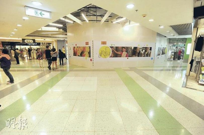 領匯彩明商場與港鐵調景嶺站上蓋商場都會駅以天橋連接，天橋口人流較多，但領匯近月在天橋位加建商舖（圍板位置），在其背後的首飾店LI BO（圍板後）生意即下跌約四成。（尹錦恩攝）