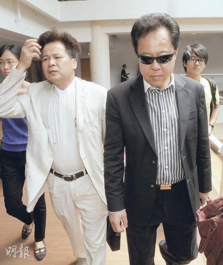 27個新界鄉委會昨成立「保衛家園行動小組」，對抗政府就新界僭建的執法。十八鄉鄉事委員會主席梁福元（左）不排除有「流血衝突」，上水鄉委會主席侯志強（右）亦說若有「暴力事件」，是政府一手造成。（尹錦恩攝）