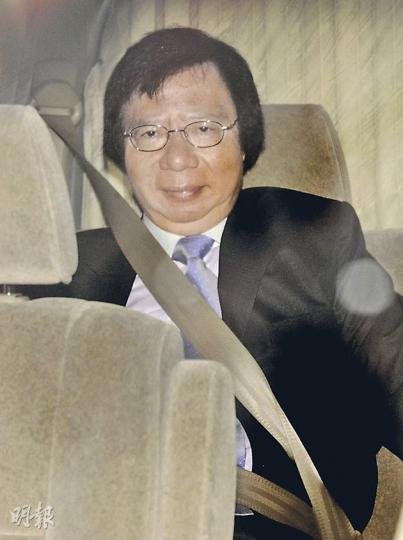 新地聯席主席郭炳江昨日到廉署報到後，乘車離開。（何家達攝） 許仕仁到廉署報到，逗留約10分鐘後離開。（林振東攝） 新地聯席主席郭炳江及前政務司長許仕仁昨晨到廉署報到，吸引大批傳媒採訪。（何家達攝）