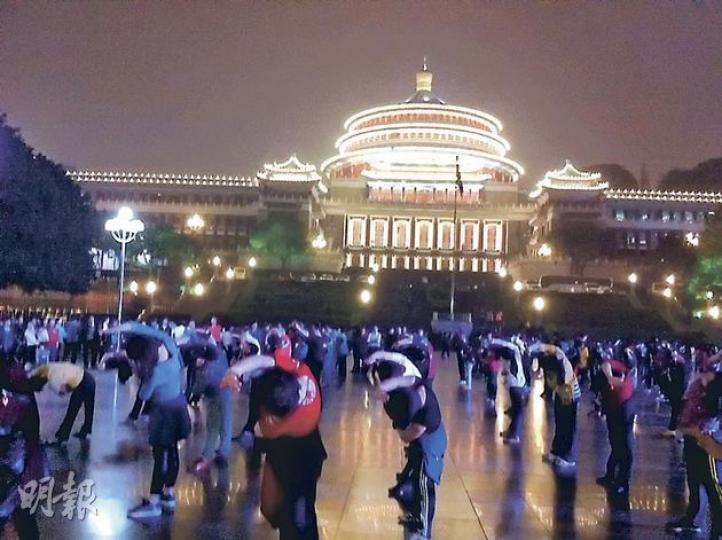 在重慶過去的「唱紅」重要場所人民廣場內，昨晚再也聽不到紅歌聲。圖為市民集體跳舞。（明報記者攝）