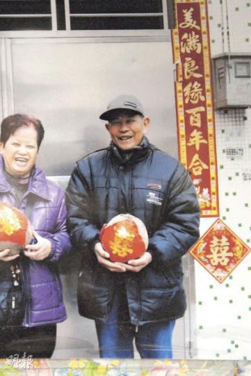 70歲陳權正（圖）前日與曾姓老翁下棋，二人爭執推撞，陳其後疑因心臟病發，氣喘暈倒，延至昨凌晨不治。（鍾炳然攝） 死者妻子表示丈夫20年前雖做過心臟搭橋手術，但相信與今次死因無關，「現在有人打死人，要拉他坐監」。（鍾炳然攝）