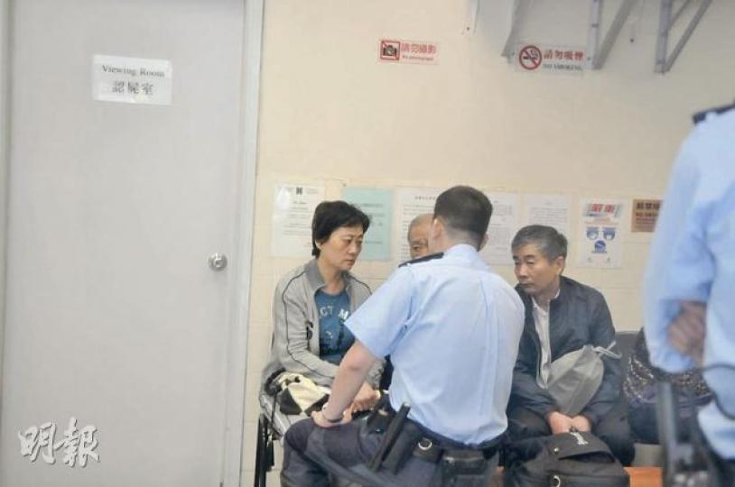 死者孫樹貞婆婆的家人，包括女兒（左起）、丈夫和兒子，昨日到殮房認屍。（林錫禮攝） 意外中受重傷的杜先生經10小時手術後醒來，其妻子（圖）如釋重負表示「我今日終於笑得出」。（黃熙麗攝）