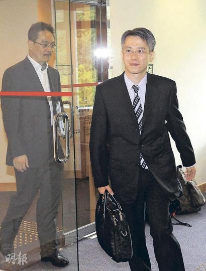執業21年的醫生曾兵（圖右）被指在2008年醫治9個月大男嬰時，處方過量及不當藥物可待因及異丙嗪，令其煩躁不安、異常興奮及失眠。（李紹昌攝）