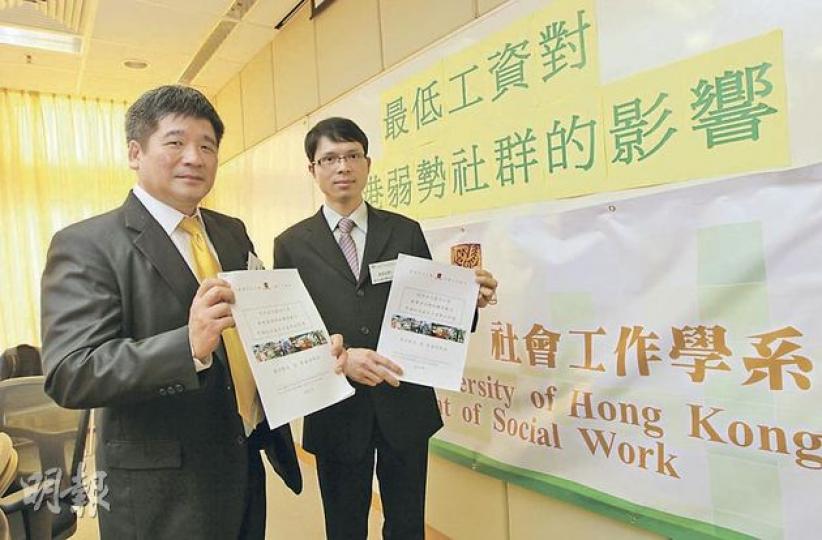中大社會工作學系副教授黃洪（左）認為，政府檢討最低工資水平時，應考慮弱勢社群的基本生活開支。右為城大應用社會科學系助理教授葉盛泉。（李澤彤攝）