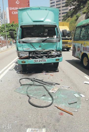 葵福路3車串燒釀成「4車」損毁車禍中，價值逾3萬多元（圖2）的比賽單車因掛在肇事私家車尾，亦被嚴重撞毁。（鍾炳然攝）