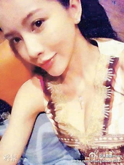 潘霜霜與劇組人員失散時感到惶恐，更利用微博求救。（微博圖片） 潘霜霜連日來在布吉島拍攝網劇《貓人女王》，也在沙灘享受日光浴。（微博圖片） 昨日布吉島發生海嘯警報後，當地人與遊客均向山上逃，潘霜霜在微博上載大家驚惶逃難實况。（微博圖片） 布吉島水清沙幼，一向都是出名的旅遊勝地。（微博圖片） 潘霜霜（右）穿上三點式泳衣與劇中演員江洋（中）等在布吉島為《貓人女王》趕戲。（微博圖片） 蒼井空抵達曼谷即時向粉絲報平安。（微博圖片） 余文樂與周柏豪兄弟情深，在曼谷相約吃飯並報平安。（微博圖片）