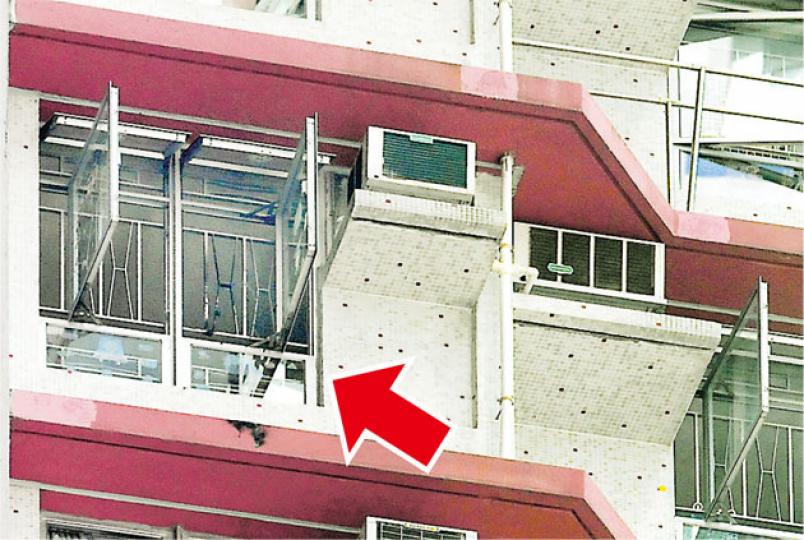 黃大仙上邨達善樓16樓一單位有人開煤氣自殺，卻意外引起爆炸，事後連接客廳的窗花（箭嘴示）輕微熏黑。（蔡方山攝）