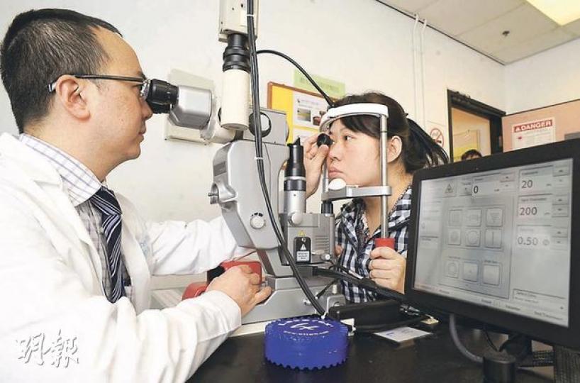 余小姐（右）因糖尿病上眼令視網膜血管增生。九龍東聯網眼科主管李啟煌醫生（左）採用新一代模組掃描雷射激光凝器，每0.5毫秒可打出25個雷射點，既縮短療程，又減少了激光射眼的疼痛。（劉焌陶攝）