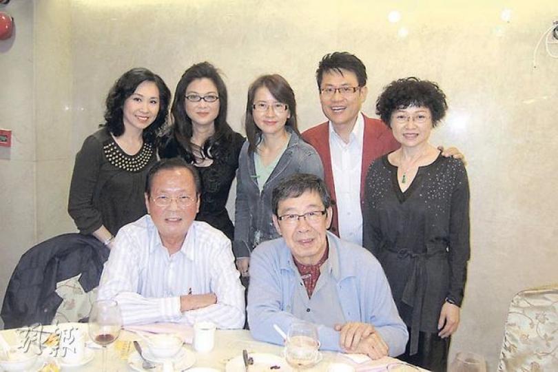 杜平與胡楓、吳香倫、薰妮、祝文君、鄧英敏夫婦難得見面,傾足5小時也嫌少呢!(攝影﹕娛樂組) 杜平與胡楓、吳香倫、薰妮、祝文君、鄧英敏夫婦難得見面,傾足5小時也嫌少呢!(攝影﹕娛樂組)