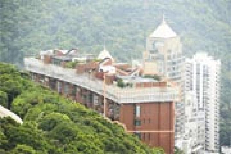 李國寶位於白加道的複式單位連天台（框線示），被揭發非法僭建天台屋，而大宅單位旁斜坡因失修有倒塌危機，一直未有處理，包括李國寶單位在內的整座大廈被屋宇署「釘契」已兩年。（尹錦恩攝）