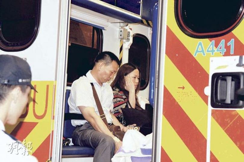 大網仔路發生的嚴重交通意外，共12人受傷，部分傷者送抵將軍澳醫院診治。（衛永康攝） 西貢大網仔路嚴重交通意外中，一名傷者送抵將軍澳醫院後證實死亡。（衛永康攝）