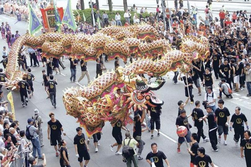 元朗十八鄉舉行天后誕巡遊，主辦單位動員逾千人，舞動共12條飛龍，規模為歷年最大，所到之處吸引大批市民和遊客圍觀。（李紹昌攝） 元朗十八鄉昨亦舉行天后誕花炮會景巡遊，其間曾因天雨，部分巡遊道具需以膠袋包裹，不過仍無損圍觀市民興致。（李紹昌攝）