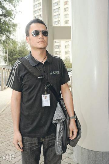「噴漆男」劉智仁去年大鬧警察總部，聲稱「被警察老屈」。裁判官指出，襲警罪一般會判處監禁。劉昨被判感化（圖），他坦言是「幸運」。（尹錦恩攝）