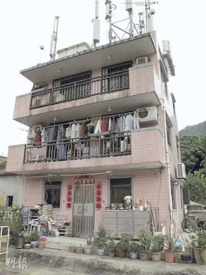 一名12歲少女聲稱被黑影追趕，從沙頭角一幢村屋一樓露台跌落地面，輕傷送院。（雲錦鋒攝）