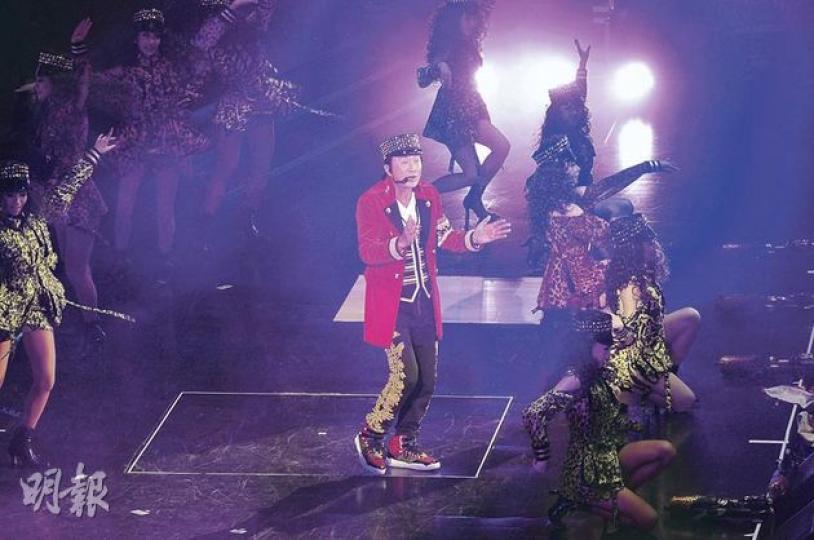 阿Sam演唱10分鐘串燒歌,為紅館個唱揭開序幕。(攝影:黃梓烜) 粉絲爭相跟阿Sam握手。(攝影:黃梓烜) 阿Sam演唱10分鐘串燒歌,為紅館個唱揭開序幕。(攝影:黃梓烜) 粉絲爭相跟阿Sam握手。(攝影:黃梓烜)