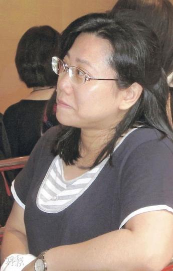 黎小姐﹕不擔心政府換屆令樓價下跌，因為中央希望特區政府可平穩過渡，怎會想「搞衰」香港，惟香港現時樓價仍偏高。（林可為攝）  林小姐﹕雖擔心政府7月換屆會令樓價下跌，惟信置今次開價算合理，而且低息環境持續，考慮購入單位作投資用。（林可為攝）