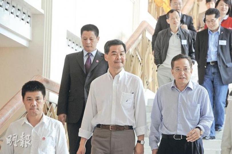 候任特首梁振英（前排右二）昨出席民建聯的路向營後，特地與深圳市委常委、市委統戰部長張思平（前排右一）作禮節性會面，身旁亦有不少扣上「大運會襟章」的便衣公安（左方）「護駕」。（尹錦恩攝） 候任特首梁振英昨午與民建聯逾百黨員大合照，有人問到梁振英有否乘機「揀蟀」，民建聯副主席劉江華否認這說法，稱「深入探討（推薦人選）未必是今日這個時候」。（尹錦恩攝）