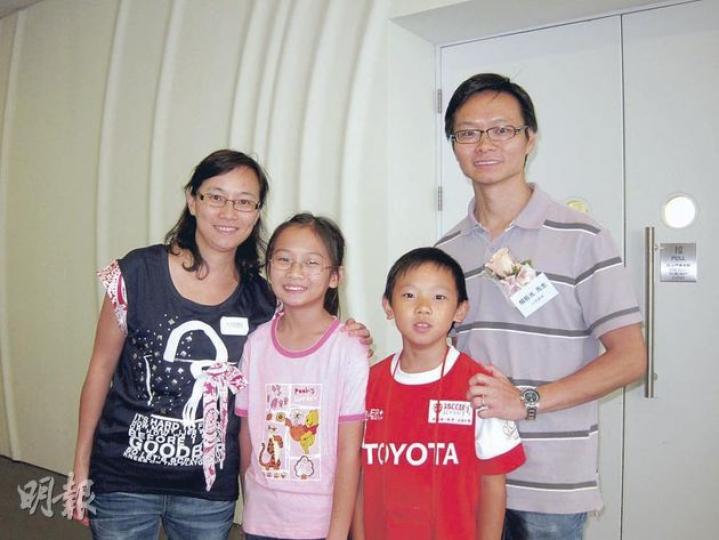 家長楊振光（右一）表示，在接受青協計劃訓練後兩夫妻終了解子女所需，改善了家庭關係。（圖左起為楊太、長女皓程及幼子皓栢）（錢瑋琪攝） （明報製圖）