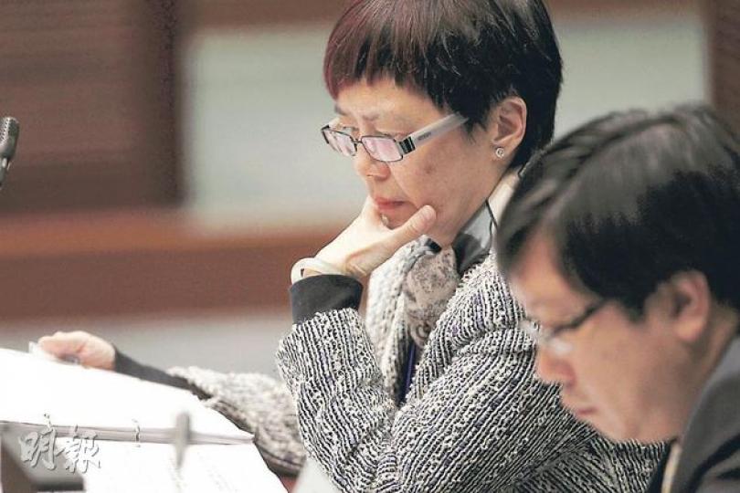立法會昨日討論特首接受富豪款待事件，議員李卓人追問公務員事務局長俞宗怡，《防止賄賂條例》第3條現時只規範公職人員和公務員，質疑特首曾蔭權若受該條款約束，其行為是否已違反條款內容，惟俞拒絕回答。（李紹昌攝）