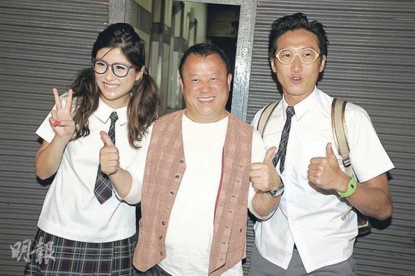 洪天明與太太周家蔚以學生Look祝賀曾志偉59歲生日。(攝影﹕劉永銳、孫華中) 文頌嫻懷孕4個多月,昨晚穿上校服腹部隆起,好友關寶慧穿運動裝。(攝影﹕劉永銳、孫華中) 洪天明與太太周家蔚以學生Look祝賀曾志偉59歲生日。(攝影﹕劉永銳、孫華中) 文頌嫻懷孕4個多月,昨晚穿上校服腹部隆起,好友關寶慧穿運動裝。(攝影﹕劉永銳、孫華中)