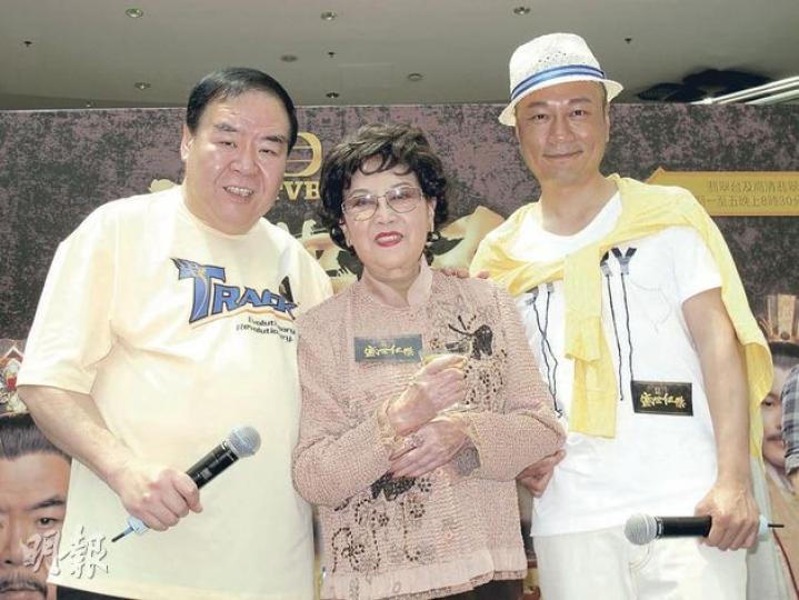 鄭則士(左)強調跟黎耀祥(右)是好朋友,所以加埋李香琴(中)這個兩男一女的組合拍照,也不會出現「嬲」字。(攝影/記者:葉靜文、林蘊兒) 鄭則士(左)強調跟黎耀祥(右)是好朋友,所以加埋李香琴(中)這個兩男一女的組合拍照,也不會出現「嬲」字。(攝影/記者:葉靜文、林蘊兒)