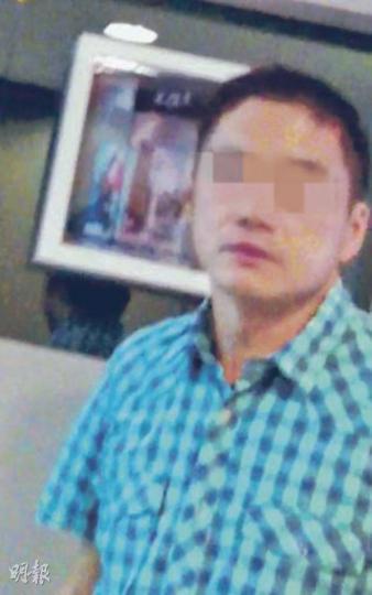 溱喬一手業主林先生表示，睇樓時已有僭建地庫，內裏沒有泥土，收樓時地庫則填有泥土，入口被英泥封着，但很易打開。（明報記者攝） 溱喬一手業主楊女士聲稱，向發展商買樓時已有僭建地庫。（明報記者攝）