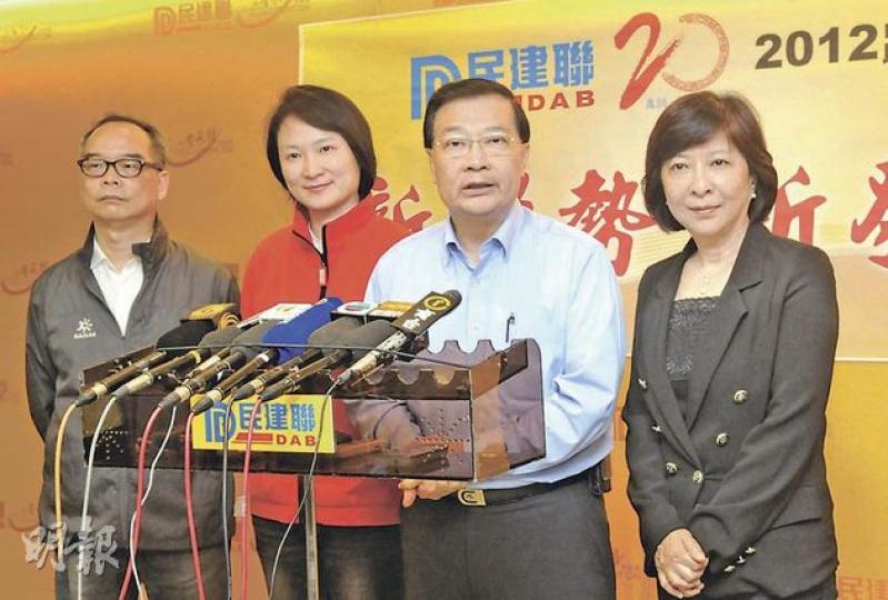 民建聯主席譚耀宗（右二）表示，部署派11張名單出戰地區直選和超級區議會。據了解，副主席劉江華（左一）和李慧琼（左二）很大機會出戰超級區議會，右一為副主席蔣麗芸。（陳淑安攝） 民主黨初步決定出選名單。後排左起為黃碧雲（九西）、李永達（新西）、胡志偉（九東）、黃成智（新東）、尹兆堅（超級區會）、陳樹英（新西）、單仲偕（港島）、涂謹申（超級區會）。前排左起為劉慧卿（新東）、楊森（非參選）、何俊仁（新西）。（余俊亮攝）