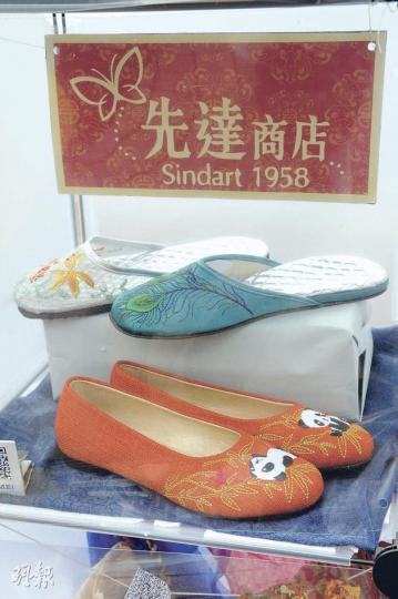 中大生推行撐小店運動，展出19間小店的個性商品，圖中一間繡花鞋店，每雙鞋的圖案都是一針一線繡出來的。（陳淑安攝）