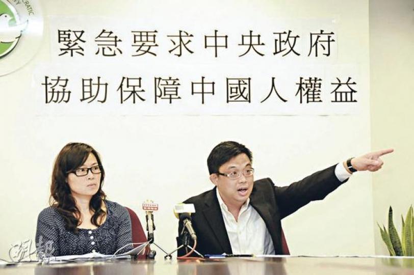 香港工程師調派到沙特阿拉伯工作時遭謀殺，死者胞妹梁小姐（左）多次求助保安局，與副局長黎棟國見過一次面，但無結果。協助死者家屬的民主黨立法會議員涂謹申（右）將約見外交部駐港特派員，要求中央政府介入。（陳淑安攝）