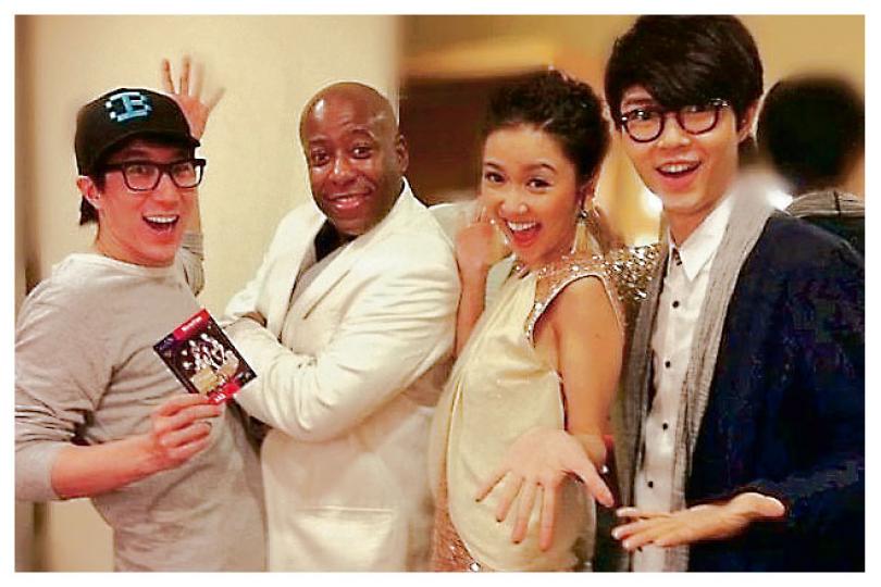 房祖名(左起)、Reggie Martin、薛凱琪及方大同四位緋聞男女玩到癲,完全沒芥蒂。(微博圖片) 房祖名(左起)、Reggie Martin、薛凱琪及方大同四位緋聞男女玩到癲,完全沒芥蒂。(微博圖片)