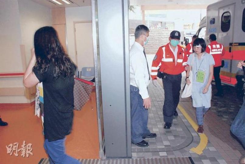 意外中跟對面座位的「四眼」男乘客「面撼面」的少女（圖右），受傷送院。（雲錦鋒攝）