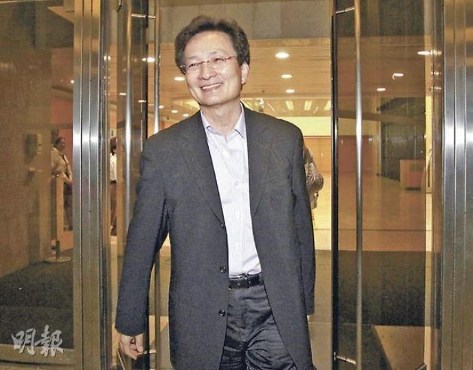 「鞋王」鄧劍群昨出庭作供，稱仍記得10年前與「三奶」李姿霆首次見面的情况。（林振東攝） 李姿霆表示，涉案所有物業全是「鞋王」鄧劍群因「瘋狂愛上她」而送給她的。（林振東攝）