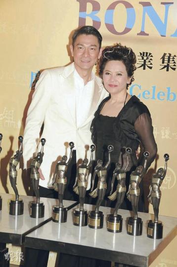 葉德嫻和劉德華「母子」雙雙憑《桃姐》稱帝、封后,感覺圓滿。(攝影﹕孫華中) 劉德華憑《桃姐》3奪金像影帝,心情興奮。(攝影﹕孫華中) 失落影帝的劉青雲拖太太郭藹明出席慶功,大方恭喜劉德華雙喜臨門,自己就已放棄生育念頭。(攝影﹕孫華中) 華仔出席慶功,粉絲擁上前道賀及送上鮮花。(攝影﹕孫華中) 葉德嫻和劉德華「母子」雙雙憑《桃姐》稱帝、封后,感覺圓滿。(攝影﹕孫華中) 劉德華憑《桃姐》3奪金像影帝,心情興奮。(攝影﹕孫華中) 失落影帝的劉青雲拖太太郭藹明出席慶功,大方恭喜劉德華雙喜臨門,自己就已放棄生育念頭。(攝影﹕孫華中) 華仔出席慶功,粉絲擁上前道賀及送上鮮花。(攝影﹕孫華中)