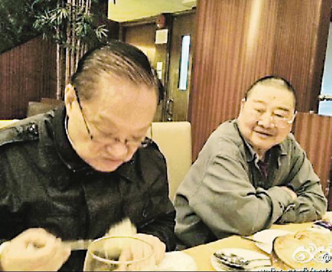 金庸(左)與倪匡(右)精神奕奕歎美食,大快朵頤。(微博圖片) 金庸(左)與倪匡(右)精神奕奕歎美食,大快朵頤。(微博圖片)