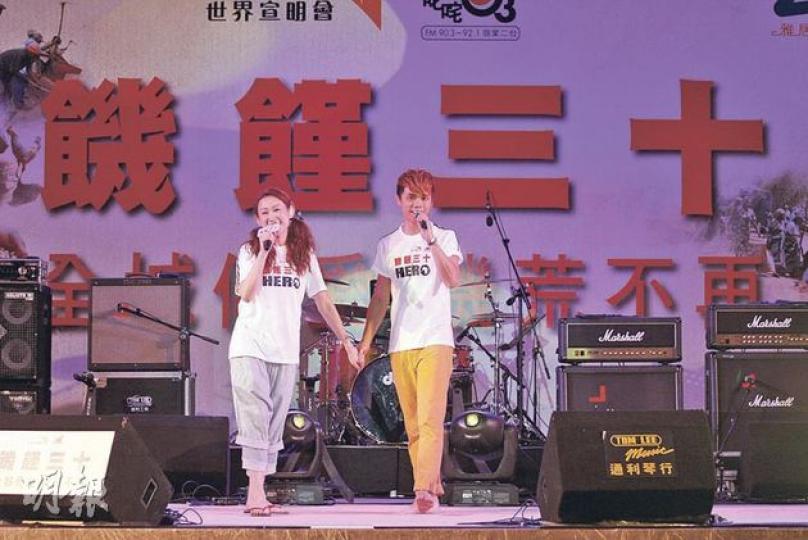 王菀之與張敬軒不避嫌,手拖手在《饑饉三十閉幕音樂會》合唱。(攝影:梁迺楠) 王菀之與張敬軒不避嫌,手拖手在《饑饉三十閉幕音樂會》合唱。(攝影:梁迺楠)