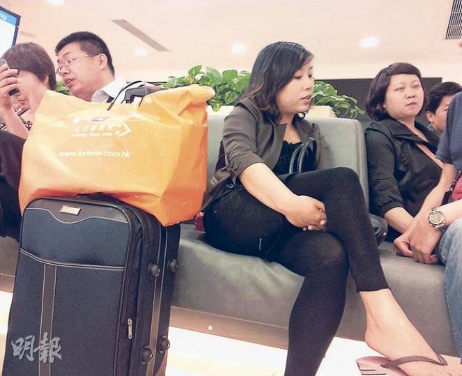 來自福建、育有一子女的陳女士(右二)稱,雙非孕婦多是被內地一孩政策逼來,她本來打算日後來港產子,一旦新政策實施,「寧願不生了,因為超生罰款很重,到外國生又很貴」。(李紹昌攝) 來自福建、育有一子女的陳女士(右二)稱,雙非孕婦多是被內地一孩政策逼來,她本來打算日後來港產子,一旦新政策實施,「寧願不生了,因為超生罰款很重,到外國生又很貴」。(李紹昌攝)