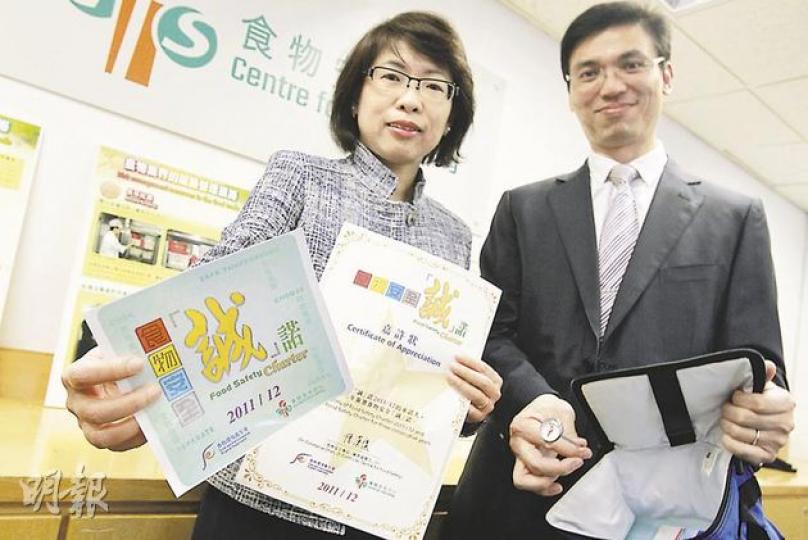 食物安全中心首席醫生蔡敏欣(左)表示,食安中心去年接獲290宗食物中毒個案,當中因食物儲存在不適當溫度而引起的個案有31宗,較前年增逾1倍。圖右為食物安全中心高級醫生羅漢基。(林振東攝) 食物安全中心首席醫生蔡敏欣(左)表示,食安中心去年接獲290宗食物中毒個案,當中因食物儲存在不適當溫度而引起的個案有31宗,較前年增逾1倍。圖右為食物安全中心高級醫生羅漢基。(林振東攝)