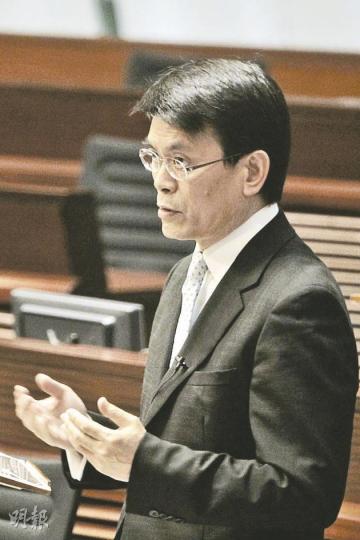 環境局長邱騰華表示,有過半數意見支持垃圾徵費,但最終都要到下半年交由立法會討論。(郭慶輝攝) 環境局長邱騰華表示,有過半數意見支持垃圾徵費,但最終都要到下半年交由立法會討論。(郭慶輝攝)